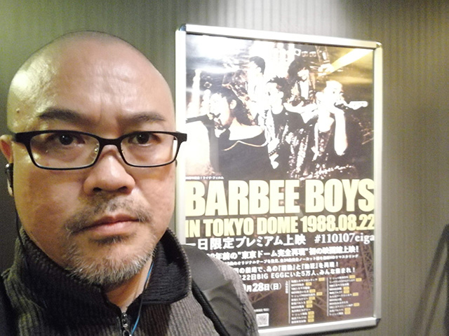 ポスターの前で記念に1枚写真 | 『BARBEE BOYS IN TOKYO DOME 1988.08.22』鑑賞